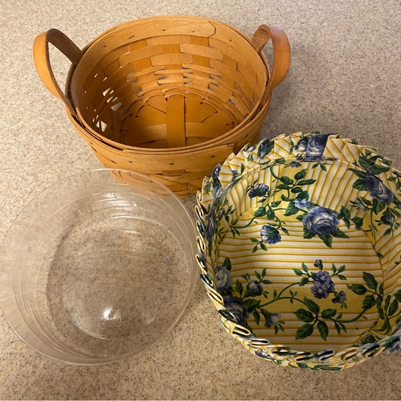 Longaberger Basket with leather handles, fabric and plastic liner - Picture 2 of 7